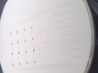 Injection mold with 1-level microfluidic design